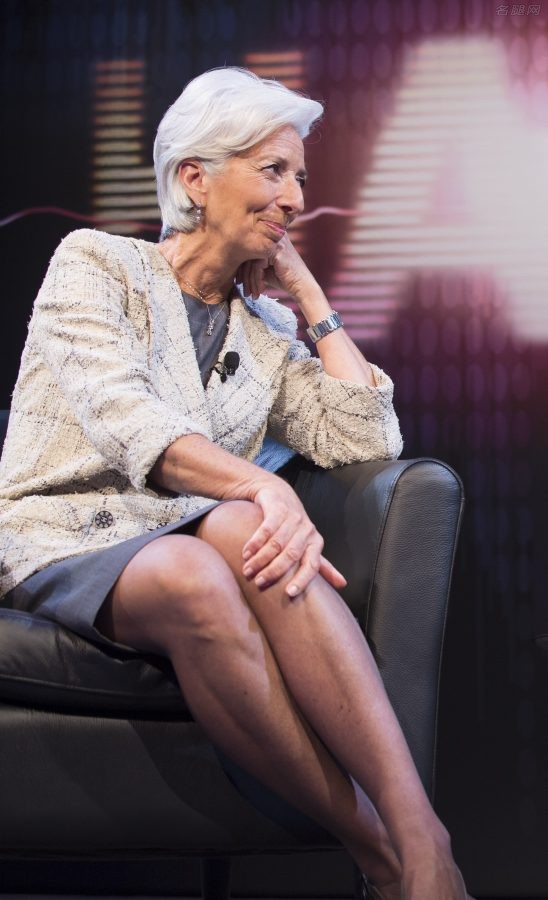 欧洲央行行长克里斯蒂娜·拉加德在世界银行会议上的丝袜腿（第6张/共11张）