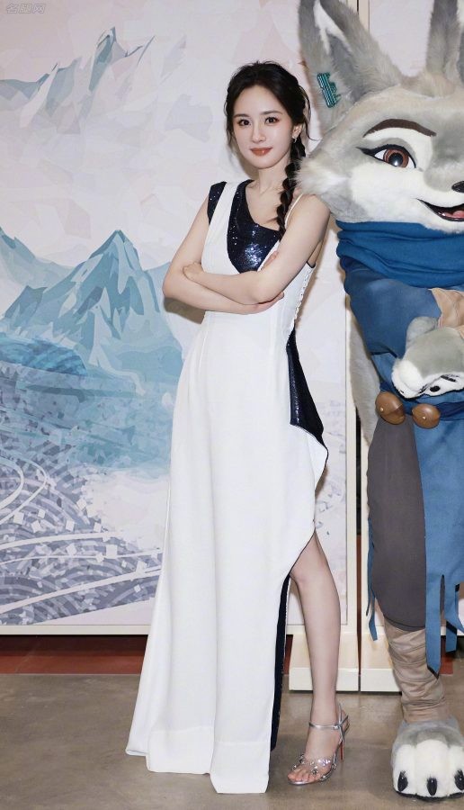 杨幂穿高开叉裙宣传《功夫熊猫4》，一双长腿美足真乃世间绝品（第16张/共20张）