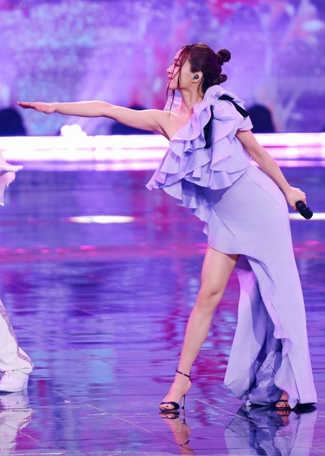 女歌星蔡依林穿不规则紫色长裙脚踩细高跟现身北京卫视春晚（第4张/共7张）
