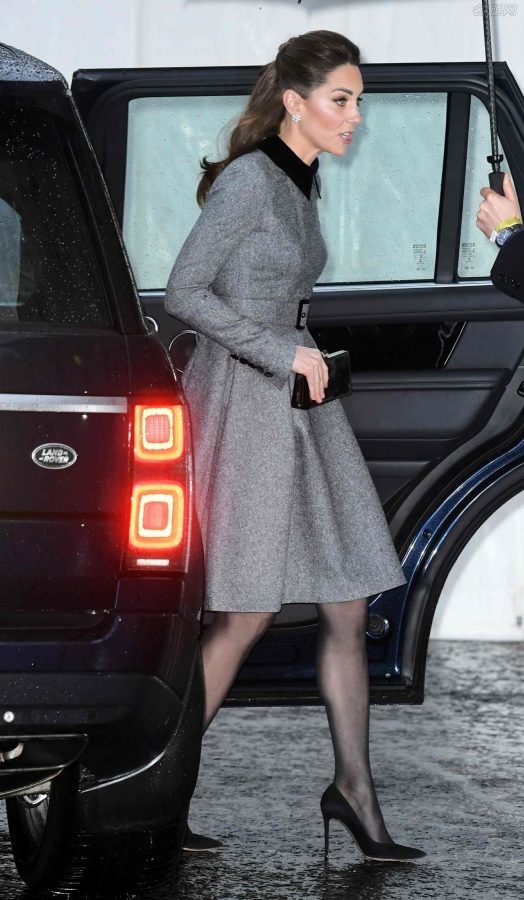 凯特王妃腿穿黑丝细高跟冒雨外出（第3张/共14张）