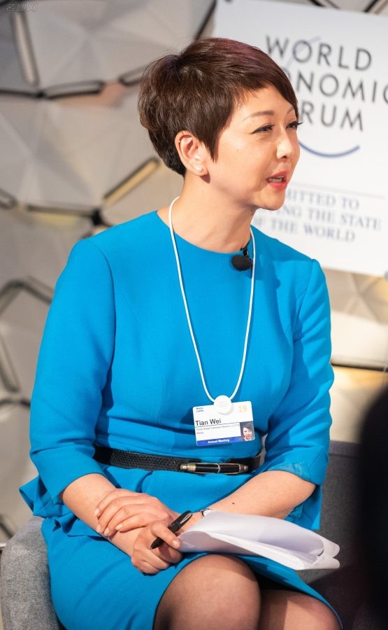 女记者、主持人田薇穿职业蓝裙配黑丝细高跟主持经济论坛（第4张/共6张）