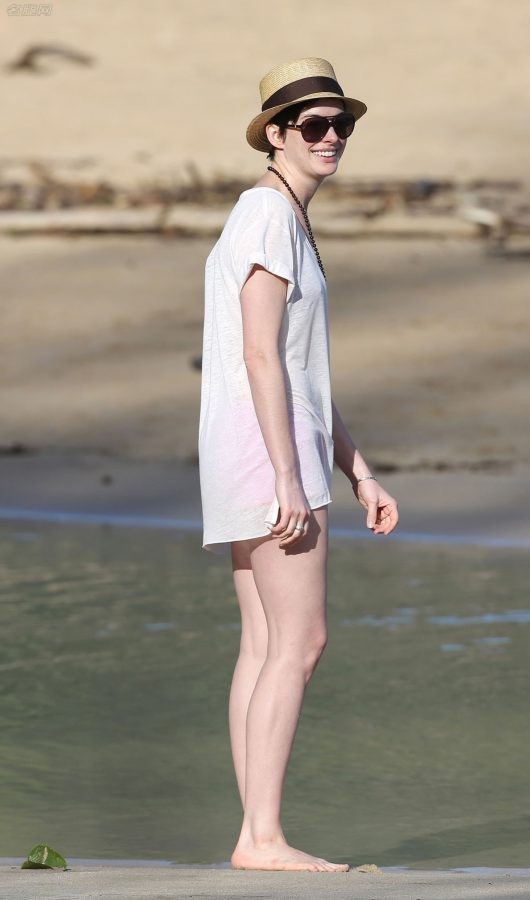 Anne Hathaway穿薄棉T恤再海边半湿身秀长腿（第3张/共7张）