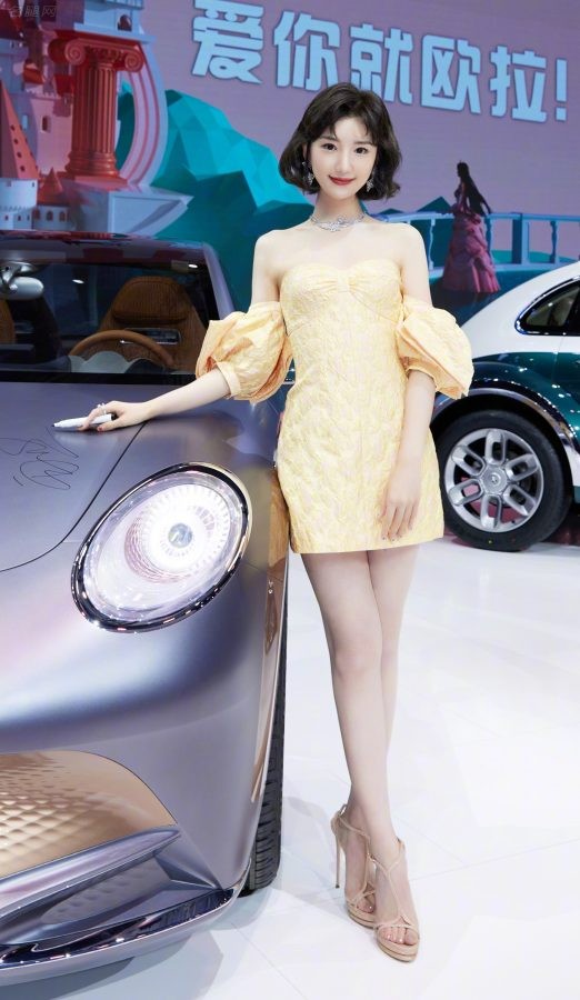 毛晓彤出席长城欧拉汽车宣传活动，穿露肩低胸公主裙美腿鲨（第11张/共13张）