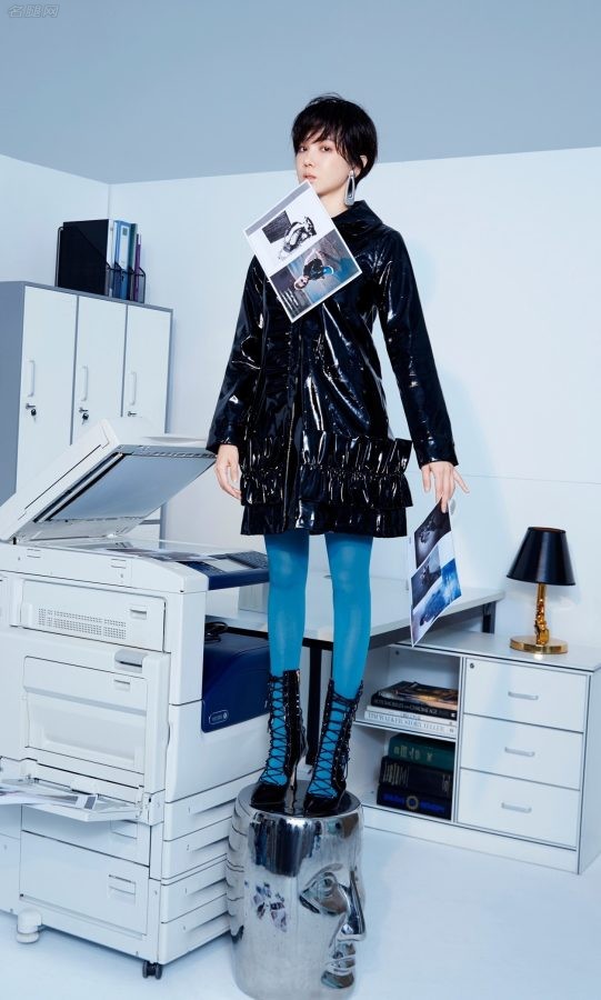 陈小纭超细腿裹蓝色丝袜为时尚杂志拍摄办公主题大片（第1张/共1张）