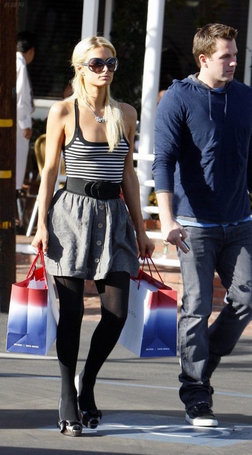 Paris Hilton腿穿黑色裤袜外出购物（第4张/共9张）