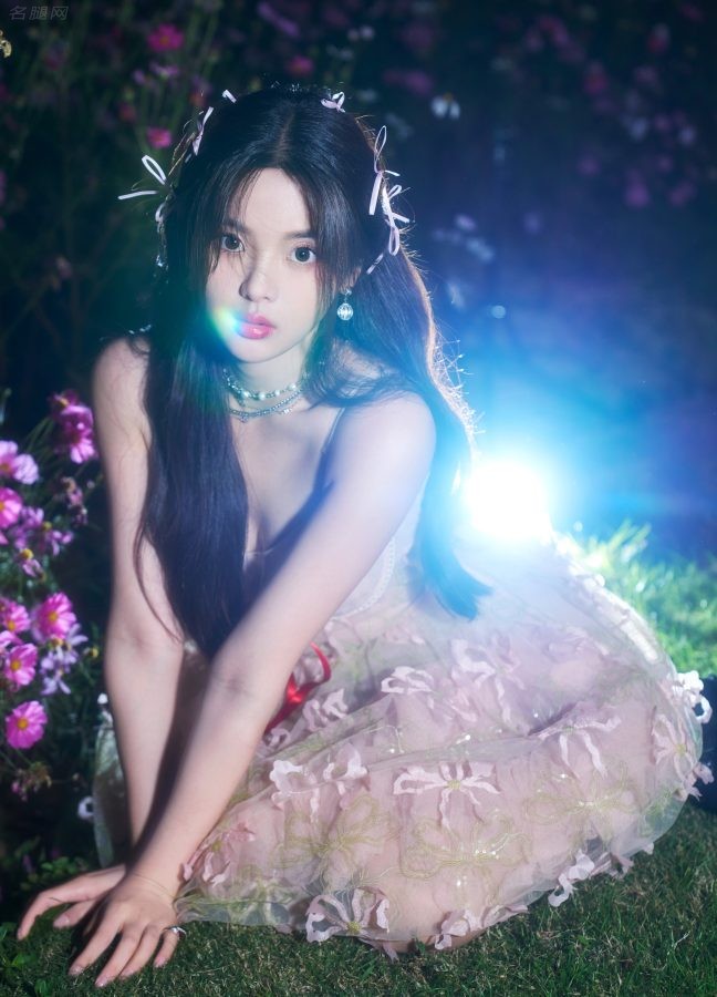 火箭少女杨超越花丛中拍照美的发光（第4张/共4张）