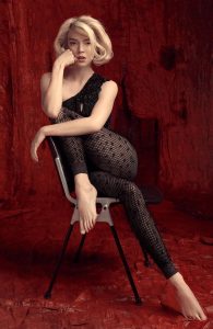《Vogue》时尚杂志Anya Taylor-Joy渔网黑丝秋裤写真（第1张/共2张）