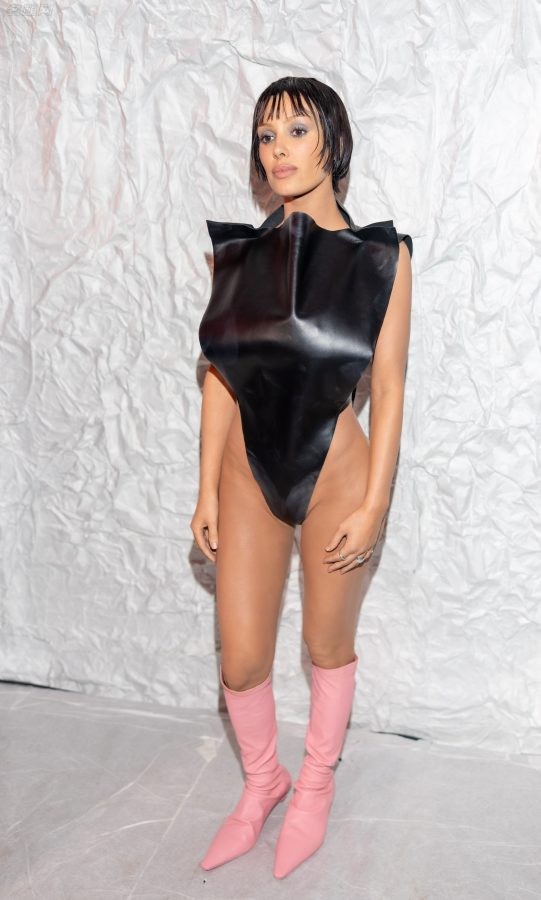 Kanye West的妻子Bianca Censori大胆另类着装现身米兰（第1张/共26张）