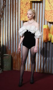 安雅·泰勒-乔伊现身《疯狂的麦克斯传奇》英国首映式，连体衣+黑丝袜艳惊四座（第50张/共149张）