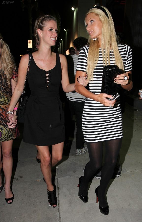 Paris Hilton腿穿黑丝踩红底高跟和妹妹Nicky Hilton一起外出（第6张/共14张）
