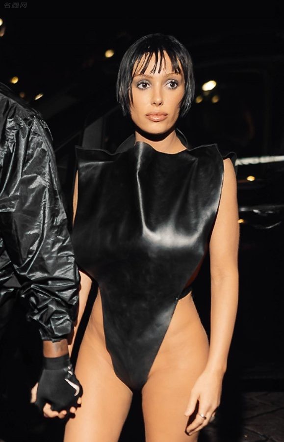 Kanye West的妻子Bianca Censori大胆另类着装现身米兰（第18张/共26张）