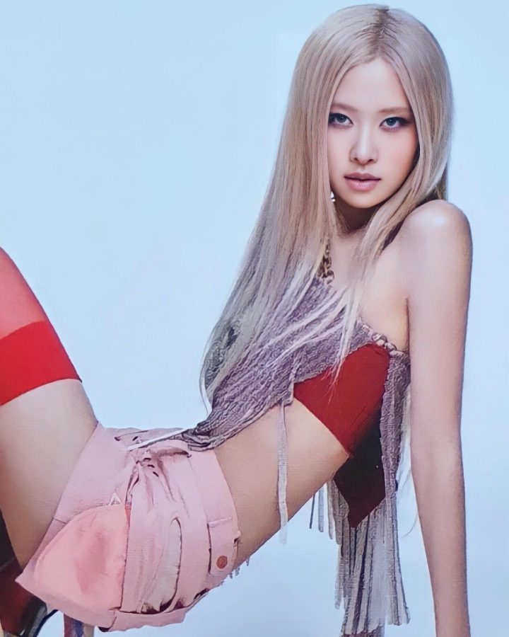 韩国女歌手朴彩英腿穿红色长筒丝袜踩高跟身材完美（第2张/共3张）