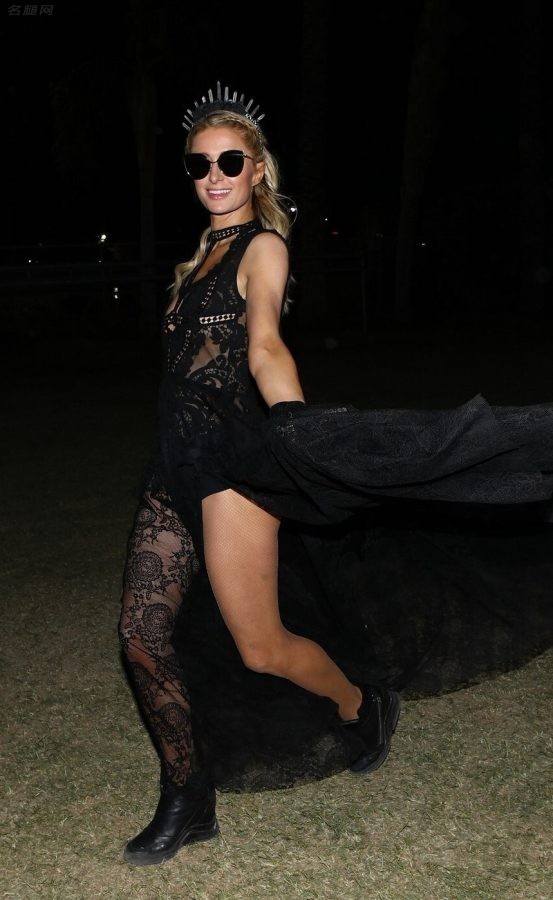 Paris Hilton撩开开衩裙的裙摆亮出肉丝长腿（第7张/共8张）