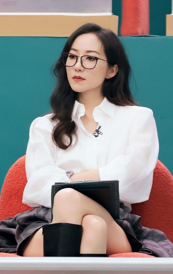 韩雪浪姐节目造型：高冷眼镜御姐风格下的美腿魅力（第3张/共5张）