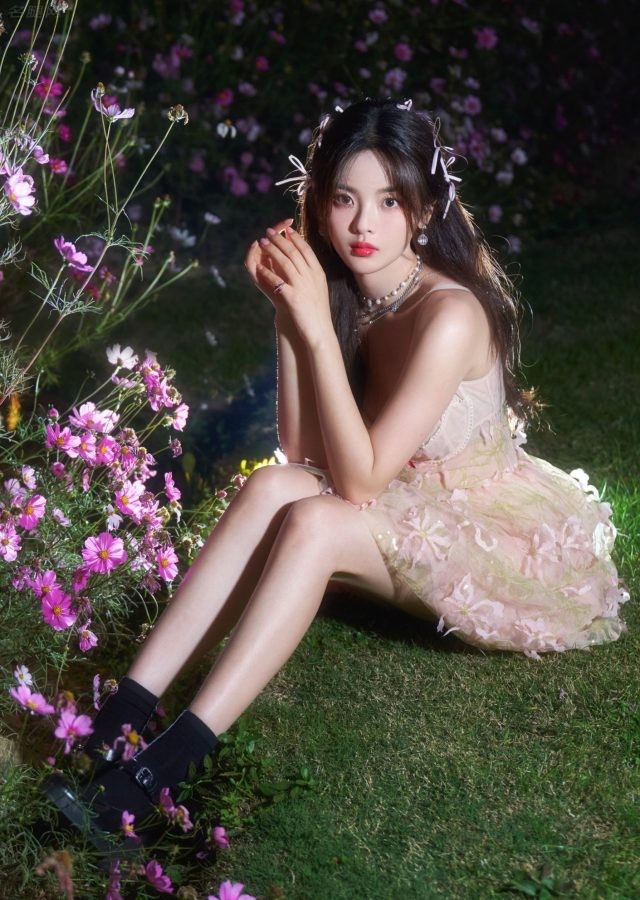 火箭少女杨超越花丛中拍照美的发光（第1张/共4张）