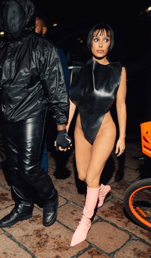 Kanye West的妻子Bianca Censori大胆另类着装现身米兰（第20张/共26张）