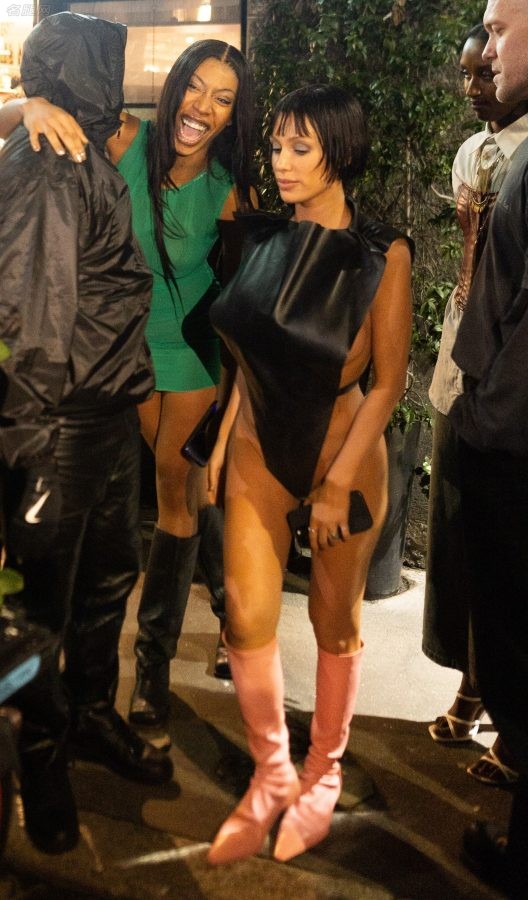Kanye West的妻子Bianca Censori大胆另类着装现身米兰（第16张/共26张）
