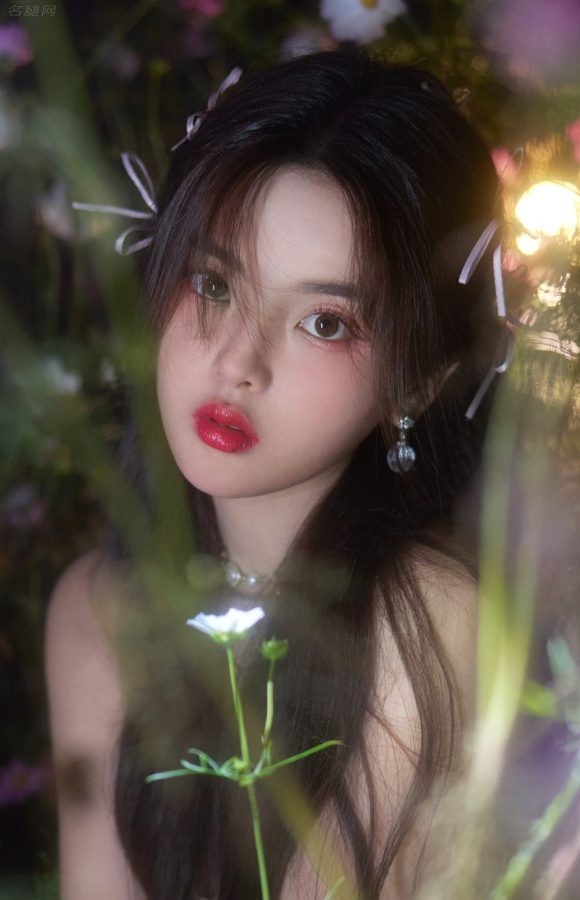 火箭少女杨超越花丛中拍照美的发光（第3张/共4张）