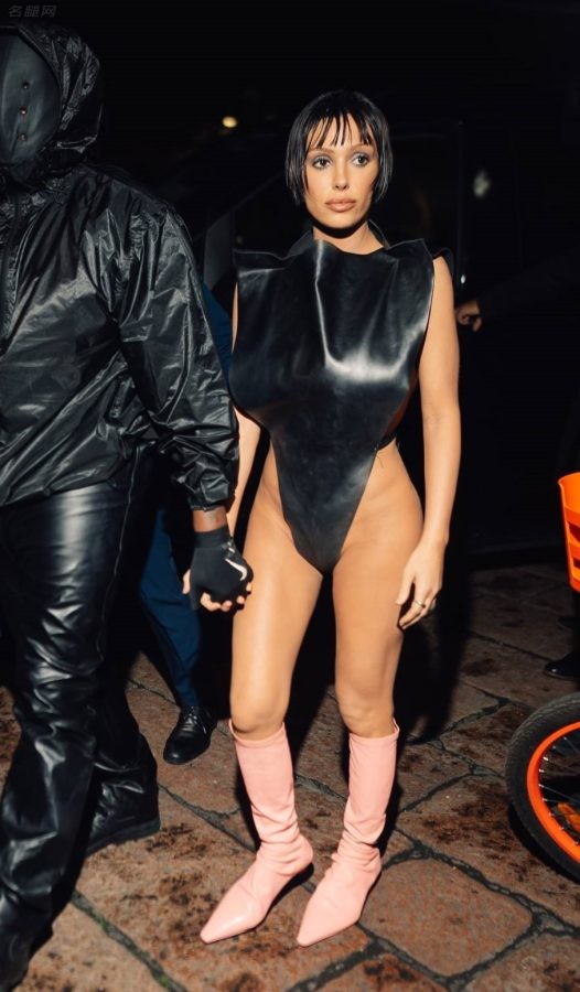 Kanye West的妻子Bianca Censori大胆另类着装现身米兰（第24张/共26张）