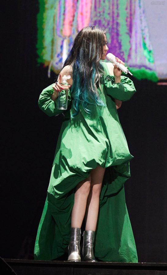张靓颖在演唱会上美腿穿高跟短靴卖力表演（第12张/共12张）