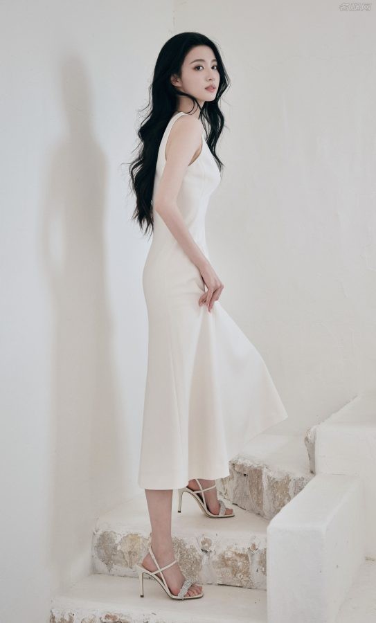 王楚然白色纯美写真，一条洁白连衣裙玉腿美足晶莹无瑕（第5张/共6张）
