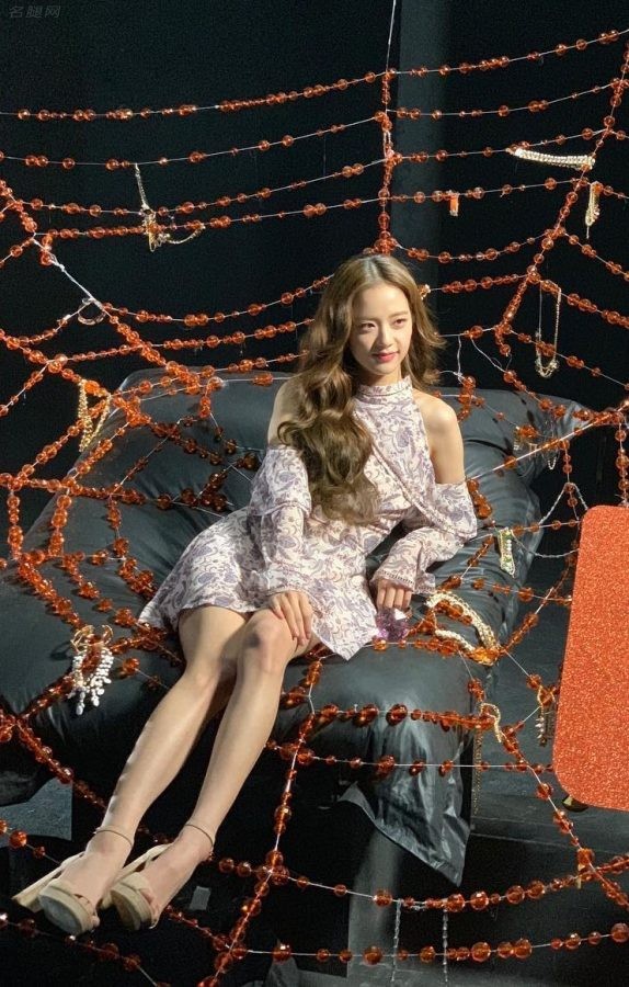 韩国美女金智秀坐在蜘蛛网里美腿修长（第1张/共4张）
