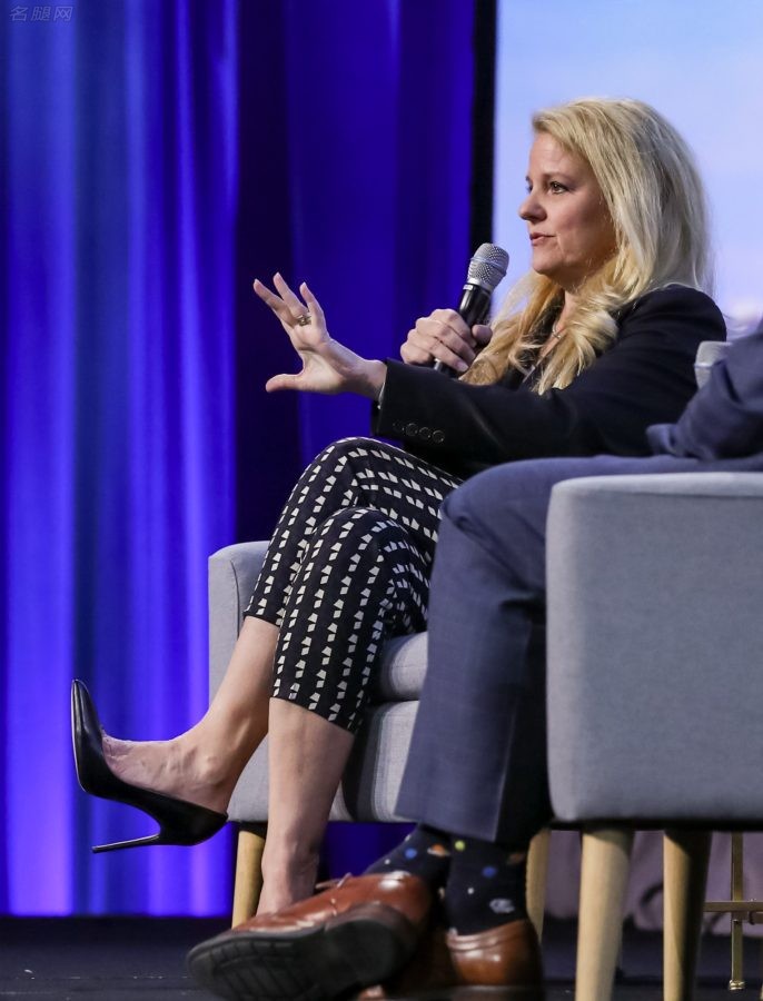 SpaceX女总裁Gwynne Shotwell踩尖头细高跟翘脚亮鞋底（第5张/共7张）