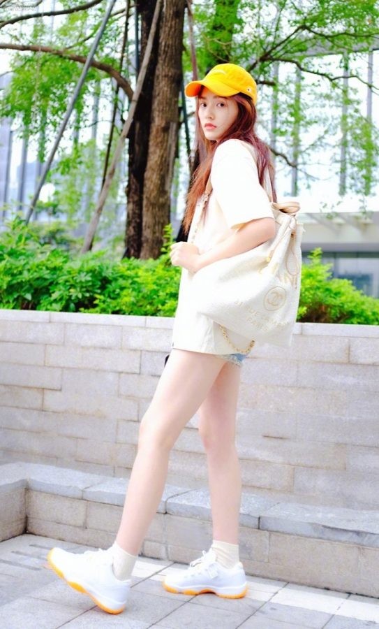 炎炎夏日里甜美清爽的美少女林允拥有一双完美的白腿（第2张/共4张）