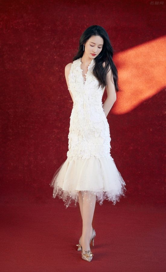 女明星李沁身穿纯白花装饰美裙玉腿细滑（第2张/共7张）
