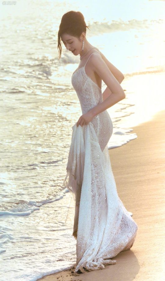 落日下的海滩张天爱穿吊带半透长裙展现完美身材（第4张/共12张）