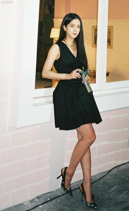 韩国女明星金智秀美腿穿尖头细高跟姿态迷人（第1张/共2张）