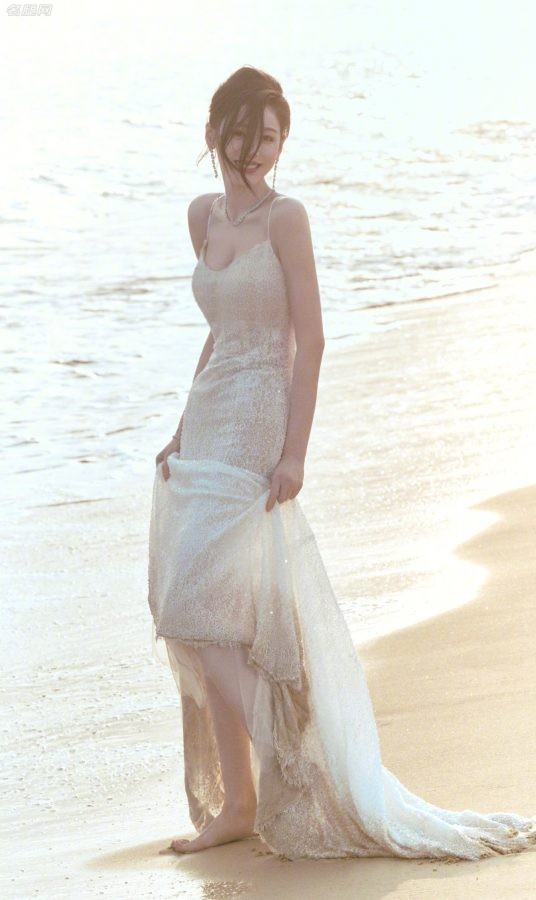 落日下的海滩张天爱穿吊带半透长裙展现完美身材（第2张/共12张）