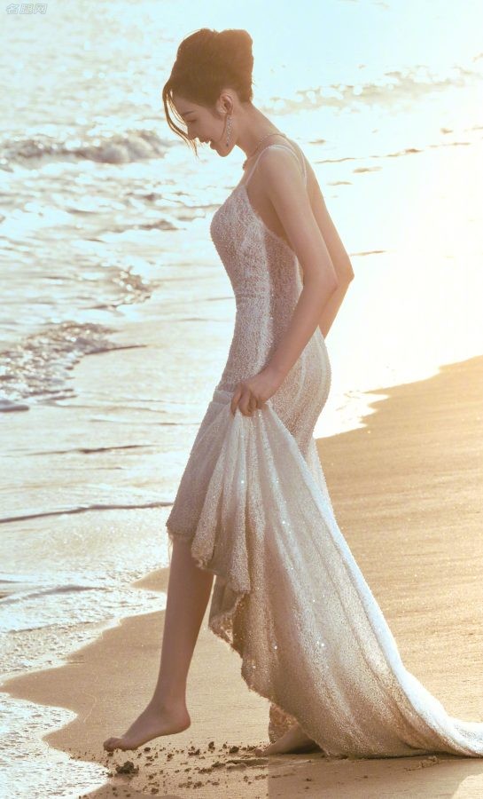 落日下的海滩张天爱穿吊带半透长裙展现完美身材（第3张/共12张）