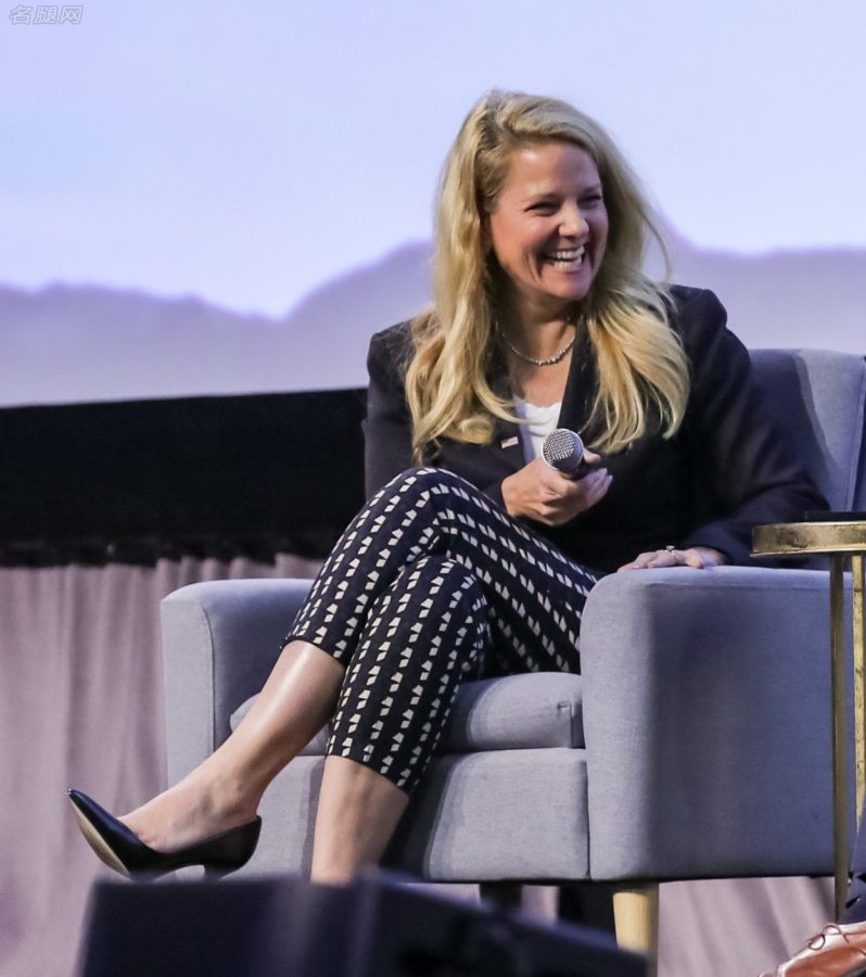SpaceX女总裁Gwynne Shotwell踩尖头细高跟翘脚亮鞋底（第7张/共7张）