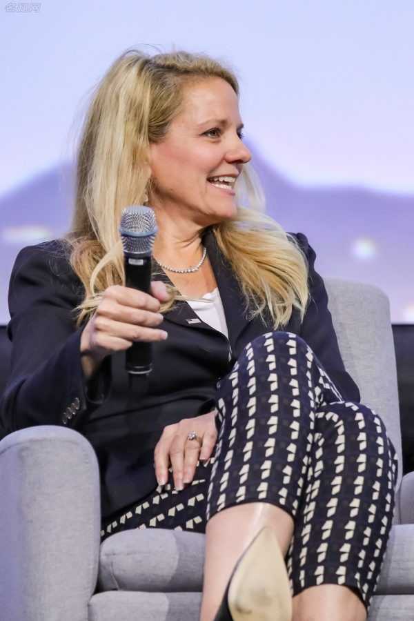 SpaceX女总裁Gwynne Shotwell踩尖头细高跟翘脚亮鞋底（第4张/共7张）