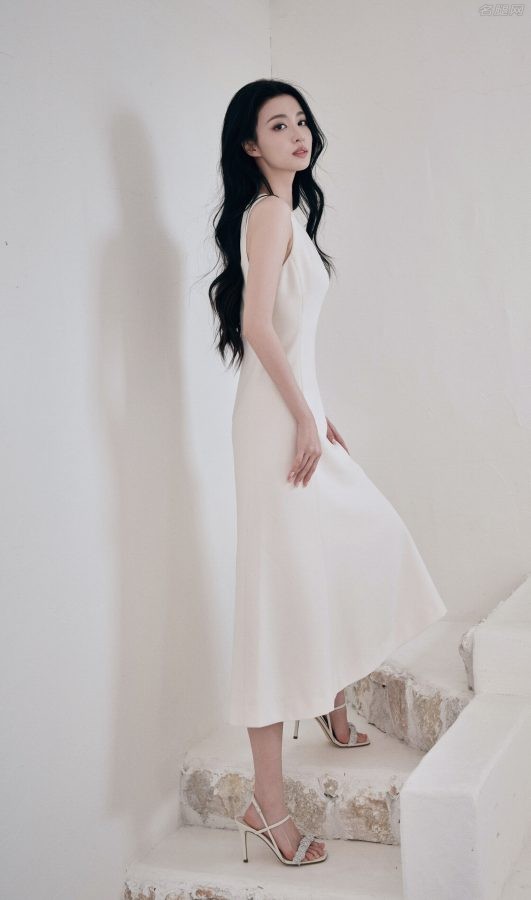 王楚然白色纯美写真，一条洁白连衣裙玉腿美足晶莹无瑕（第6张/共6张）