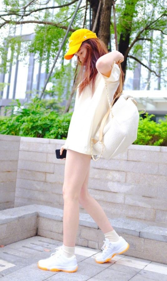 炎炎夏日里甜美清爽的美少女林允拥有一双完美的白腿（第3张/共4张）