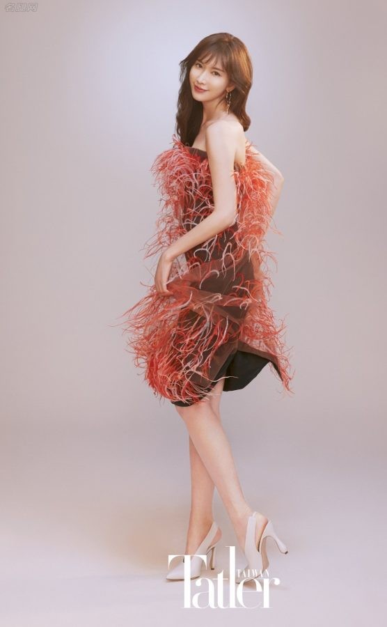 美女模特林志玲穿透视裙秀腿给杂志拍摄封面写真（第4张/共6张）