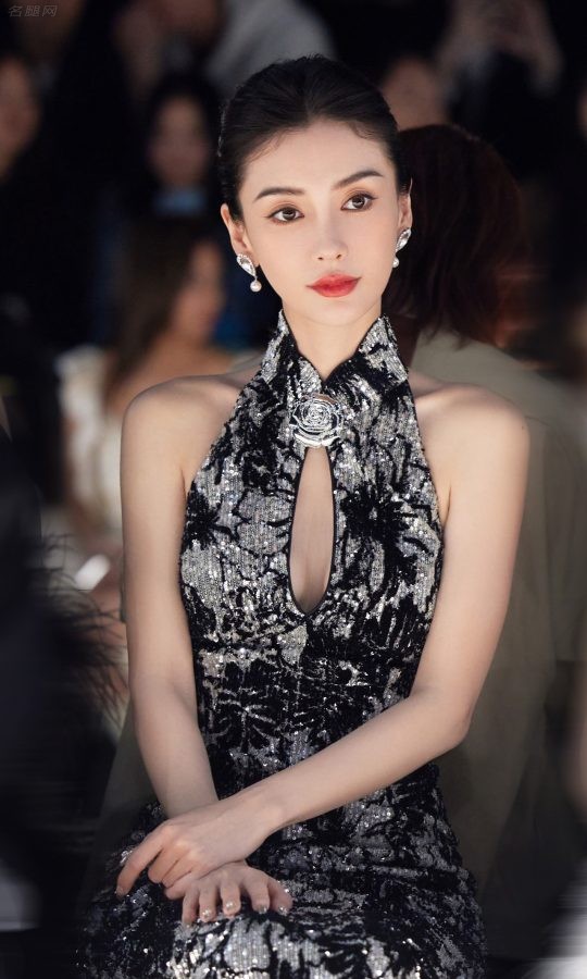 Angelababy出席上海时装周穿胸部开窗礼服秀沟（第4张/共17张）