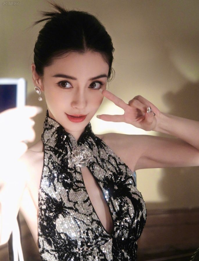 Angelababy出席上海时装周穿胸部开窗礼服秀沟（第14张/共17张）