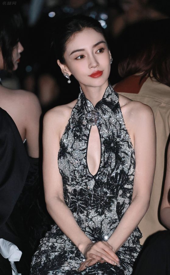 Angelababy出席上海时装周穿胸部开窗礼服秀沟（第6张/共17张）