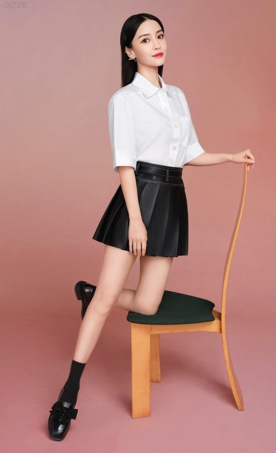 女明星Angelababy杨颖白衬衣黑短裙美长腿穿筒袜（第2张/共2张）