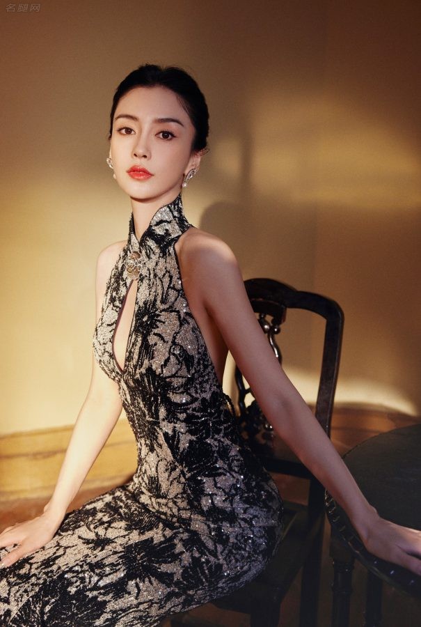 Angelababy出席上海时装周穿胸部开窗礼服秀沟（第10张/共17张）