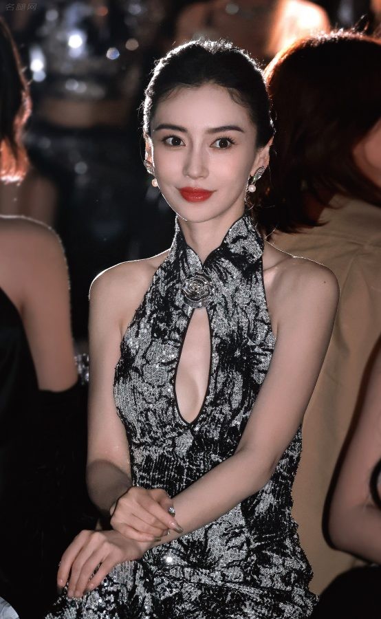 Angelababy出席上海时装周穿胸部开窗礼服秀沟（第5张/共17张）