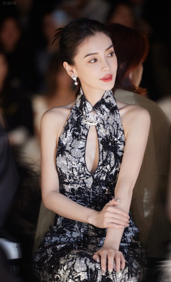 Angelababy出席上海时装周穿胸部开窗礼服秀沟（第3张/共17张）