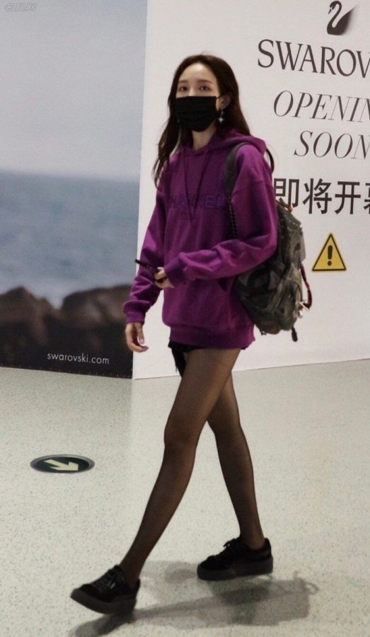 孟佳穿紫色卫衣长腿裹黑丝袜现身机场（第1张/共3张）