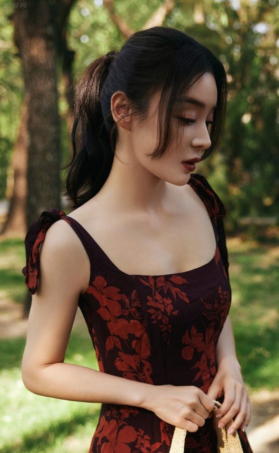 袁姗姗穿上低胸吊带裙在夏日的微风里展露白花花的肌肤（第4张/共5张）