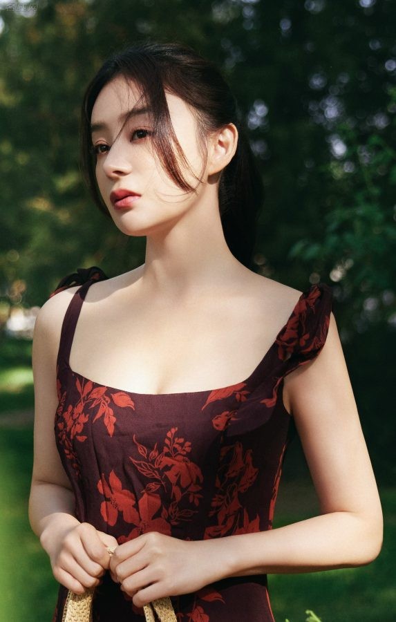 袁姗姗穿上低胸吊带裙在夏日的微风里展露白花花的肌肤（第5张/共5张）