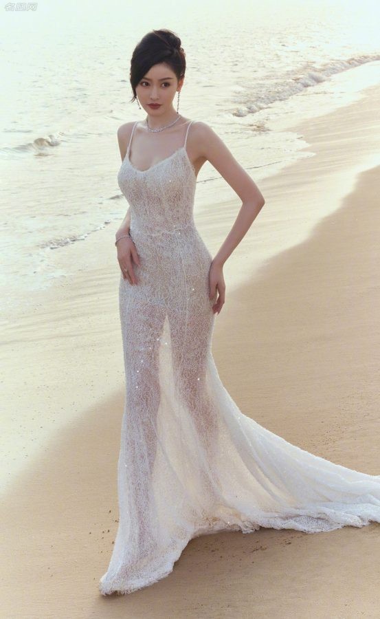 落日下的海滩张天爱穿吊带半透长裙展现完美身材（第1张/共12张）