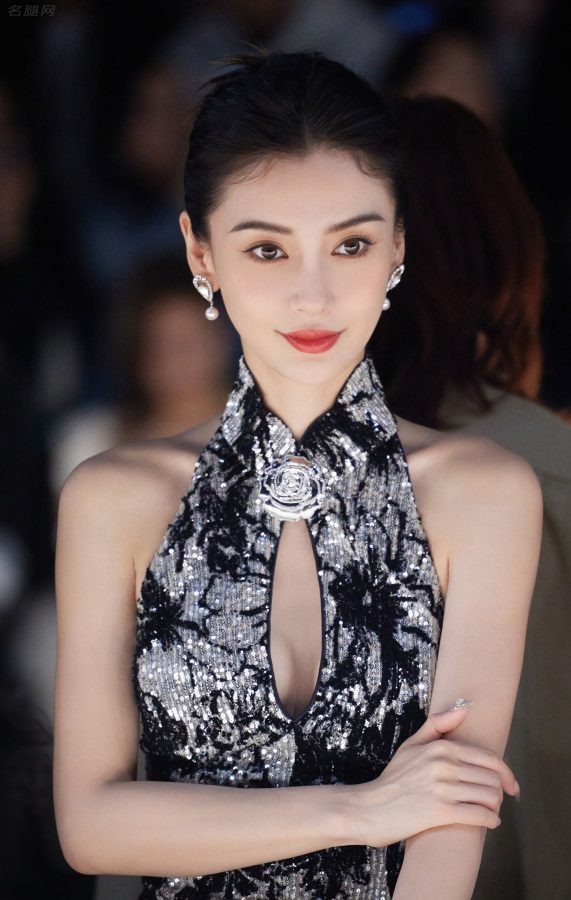Angelababy出席上海时装周穿胸部开窗礼服秀沟（第2张/共17张）